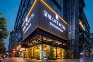 Budova, kde se hotel nachází + 7 fotografií