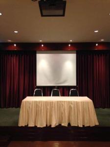 une scène avec une table blanche et un écran de projection dans l'établissement Chada Veranda Hotel, à Ban Si Than 167 autres photos