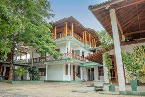 ModakandiyaFlamingo Lake Resort Tissamaharama的带阳台的建筑物图片