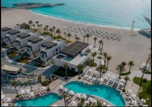 een luchtfoto van een resort met strand bij Address Beach Fujairah sharm in Fujairah