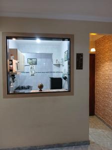 vista su una cucina attraverso una finestra di vetro di Quarto Privado Cama Casal ou Individual Aeroporto a Rio de Janeiro