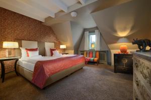 ein Schlafzimmer mit einem Kingsize-Bett in einem Zimmer in der Unterkunft Hotel Village in Kampen