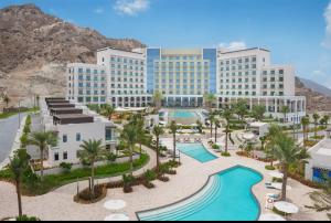 een luchtfoto van een resort met zwembad bij Address Beach Fujairah sharm in Fujairah