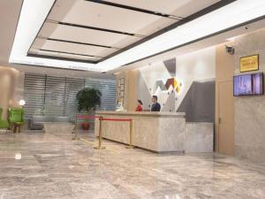 eine Lobby eines Gebäudes mit Leuten, die an einer Theke stehen in der Unterkunft Fortune Hotel Ningde in Ningde