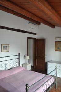 een slaapkamer met een bed en een houten plafond bij Villa Liberty Apartment in Forlì