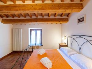 a bedroom with a bed with two towels on it at Apartment in a farmhouse with 2 swimming pools in Cagli