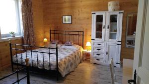 - une chambre avec un lit et une commode blanche dans l'établissement Uroczysko Sosnówka, à Orzeszkowo
