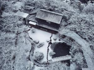 eine Luftaufnahme eines Gebäudes im Schnee in der Unterkunft Oukai Villa Izumi in Izumi