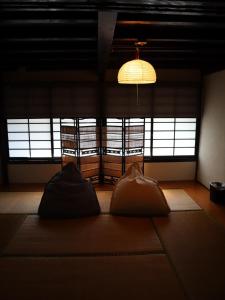 Giường trong phòng chung tại 百年町家 佐野邸