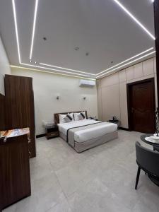 a bedroom with a large bed in a room at Almawasem Alarbaa for Serviced Apartments - Standard in Al Jubail +93 photos