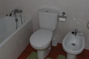 Vonios kambarys apgyvendinimo įstaigoje Quinta da Abegoaria