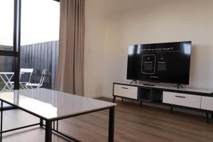 TV a/nebo společenská místnost v ubytování Brand New 2Bed2Bath By Playground Near Town Centre