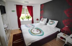 Postel nebo postele na pokoji v ubytování Orrefors hotell & restaurang + 12 fotografií
