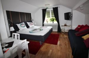 Habitación de hotel con 2 camas y sofá en Orrefors hotell & restaurang en Nybro
