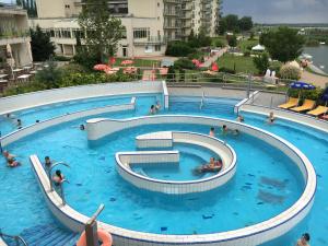 Výhled na bazén z ubytování Aqua Apartman Panoráma nebo okolí