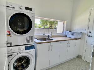a kitchen with a washing machine and a sink at Spring Haven in Wagga Wagga