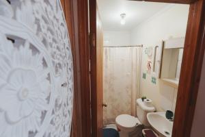 a bathroom with a toilet and a sink at Algarrobo Cabaña a 2 cuadras Playa El Canelo+Wifi in Algarrobo +28 photos