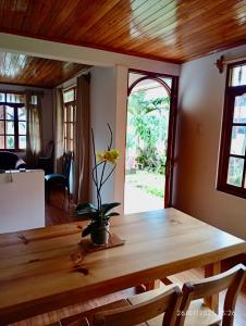 a wooden table with a flower on it in a room at Casa de Campo in Chontabamba