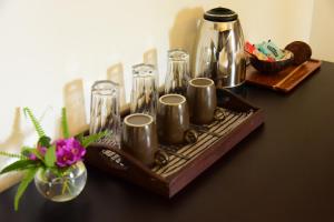 een houten dienblad met vele vele vele vele vele vele vele vele vele vele vele vele vele vele vele vele vele vele vele bij Cinnamon villa 30 in Hikkaduwa