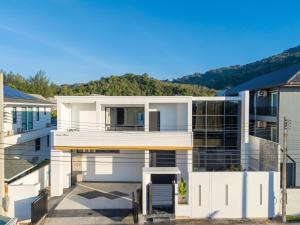 Nespecifikovaný výhled na hory nebo výhled na hory při pohledu z vily