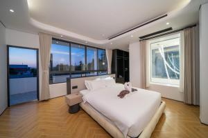 Postel nebo postele na pokoji v ubytování Bangtao New Luxury 7 Bedrooms Modern Space Aesthetic Design Private Pool Villa Private Movie Theater + 134 fotografií
