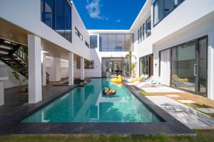 Bazén v ubytování Bangtao New Luxury 7 Bedrooms Modern Space Aesthetic Design Private Pool Villa Private Movie Theater nebo v jeho okolí