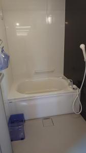 eine weiße Badewanne in einem Zimmer in der Unterkunft Sea Side Stay / Vacation STAY 1785 in Abashiri