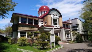 ein Gebäude mit einer roten Kuppel darüber in der Unterkunft Sea Side Stay / Vacation STAY 1785 in Abashiri