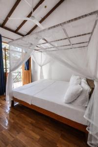 En eller flere senge i et værelse på Nisadi Villa