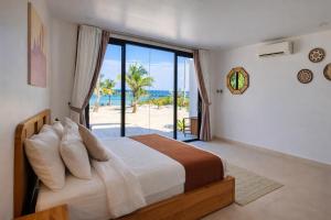 una camera con letto e vista sulla spiaggia di Le Baoli Koh Rong a Phumĭ Kaôh Rŏng