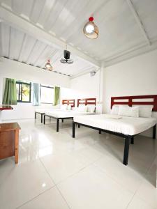 Stolní tenis v ubytování Moalboal Seaside Resort nebo okolí + 26 fotografií