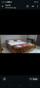 una foto di un letto in una stanza di Hotel Kshama a Jabalpur