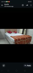 una foto di un letto in una stanza di Hotel Kshama a Jabalpur