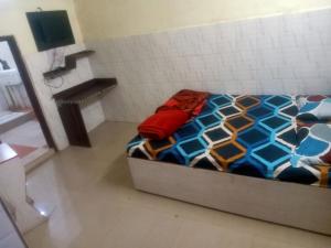 Camera con letto e TV. di Hotel Kshama a Jabalpur Altre 3 foto