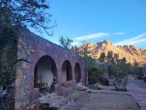 Nespecifikovaný výhled na hory nebo výhled na hory při pohledu z penzionu