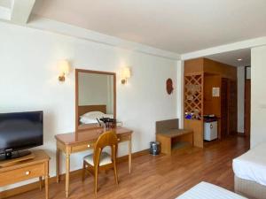 Camera con scrivania, TV e letto di Sirin Hotel Hua Hin a Hua Hin
