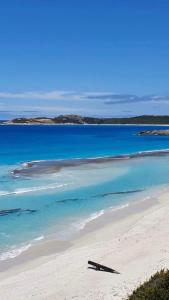 a view of a beach with the blue water at Rustic Retreat Esperance in Esperance
