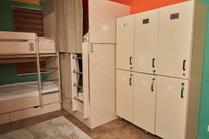 ein kleiner Raum mit weißen Schränken und zwei Kühlschränken in der Unterkunft day to day in Almaty