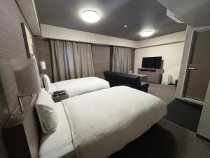 En eller flere senge i et værelse på Hotel Route-Inn Shinfujieki Minami + 21 billeder