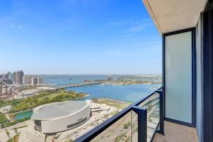 une vue depuis le balcon d'un immeuble dans l'établissement Luxury Studio Bay City View, à Miami