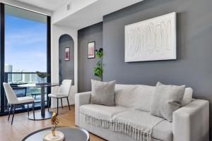 un salon avec un canapé blanc et une table dans l'établissement Luxury Studio Bay City View, à Miami 56 autres photos