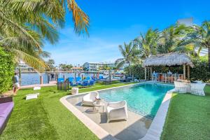 Bazén v ubytování Retreat by Beach Waterfront Lago Key nebo v jeho okolí