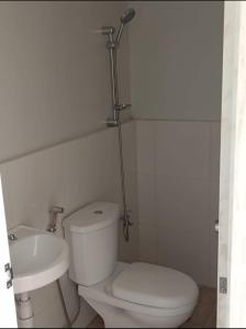 een witte badkamer met een toilet en een wastafel bij SMB place 