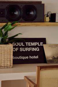 een bordje met de tekst 'soul temple of surfing boutique hotel' op een plank bij Soul Temple Boutique Hotel ADULTS ONLY in Ahangama