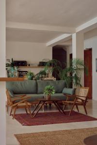 een woonkamer met een groene bank en een tafel bij Soul Temple Boutique Hotel ADULTS ONLY in Ahangama +51 foto's