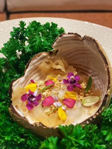 een taart met bloemen erop op een bord bij Suntara Wellness Resort & Hotel in Chachoengsao