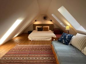 En eller flere senge i et værelse på ZebRegény Vendégház