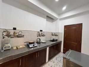 a kitchen with a counter top and a counter sidx sidx sidx sidx at Blue Mind Surf Home in Weligama