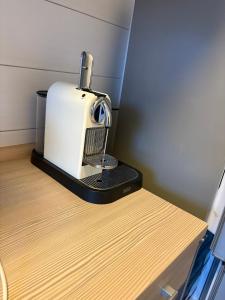 einen Toaster auf einem Holztisch in der Unterkunft Großzügiges Design-Loft in Aulendorf in Niederdorla