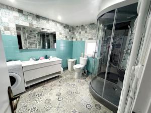 La salle de bains est pourvue d'un lavabo, de toilettes et d'une douche. dans l'établissement Gîte de Montapeine 8, à Breteau 15 autres photos